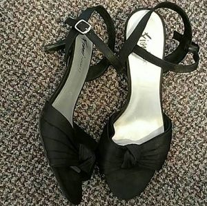 Fioni Black Open-Toe Heels